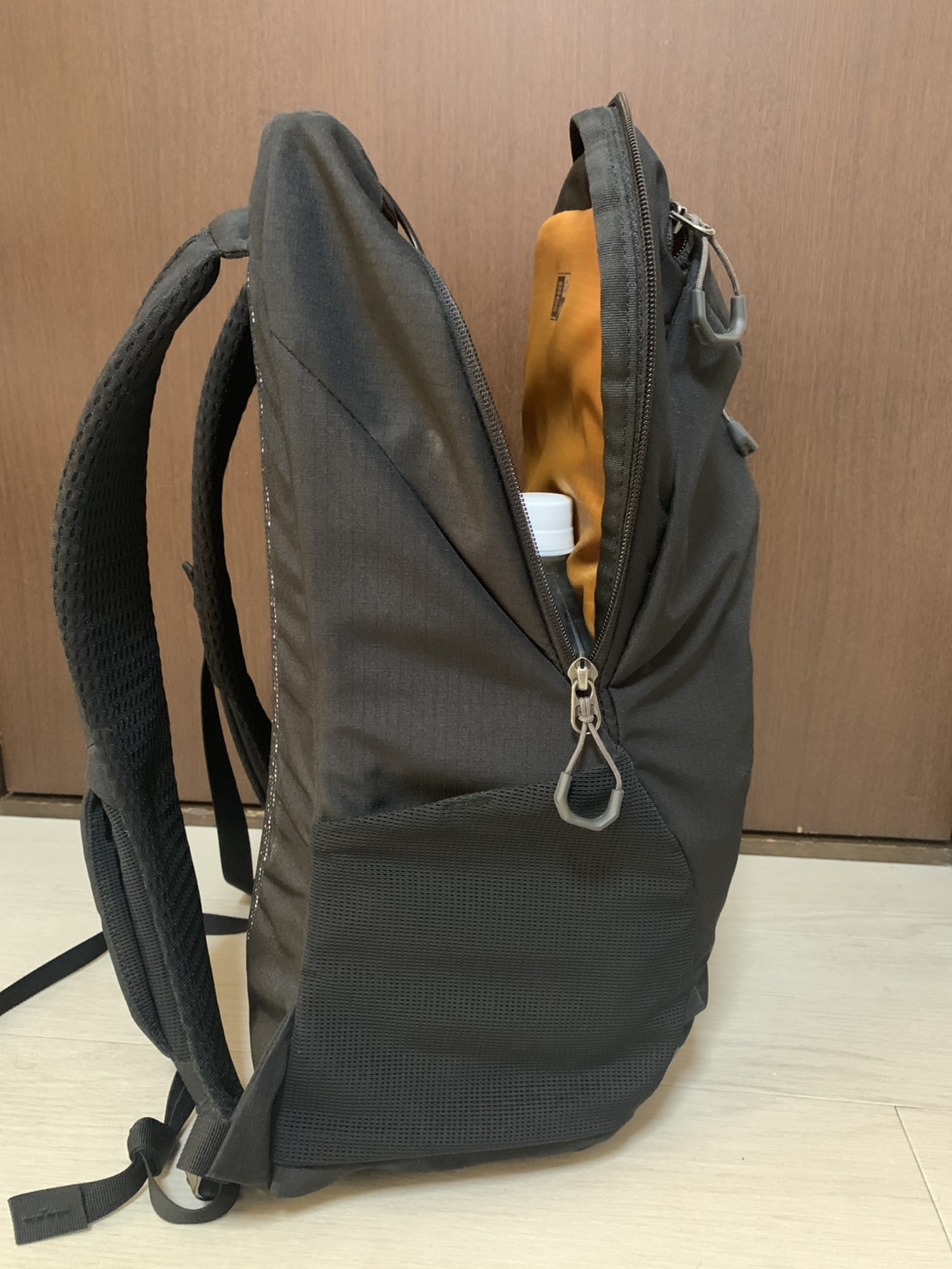 グレゴリー ヌール20のジッパーの開き具合を横から見た画像